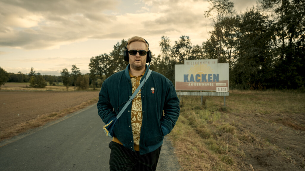 Der echte Rapper Fatoni spielt den erfolglos rappenden Pizzabäcker Toni in der Netflix-Serie „Kacken an der Havel“.