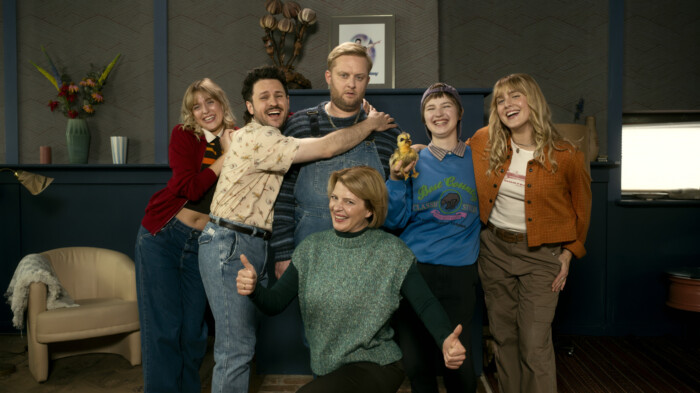 Die Familie hat Toni wieder am Wickel. Die Serie „Kacken an der Havel“ kann jetzt bei Netflix gestreamt werden.