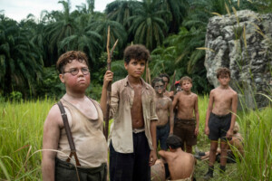 Die vierteilige BBC-Serie „Lord of the Flies“ läuft ab sofort bei Sky und kann bei Wow gestreamt werden.