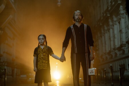 Mads Mikkelsen und Sophie Slaon in dem Horrorfantasyfilm „Dust Bunny“.