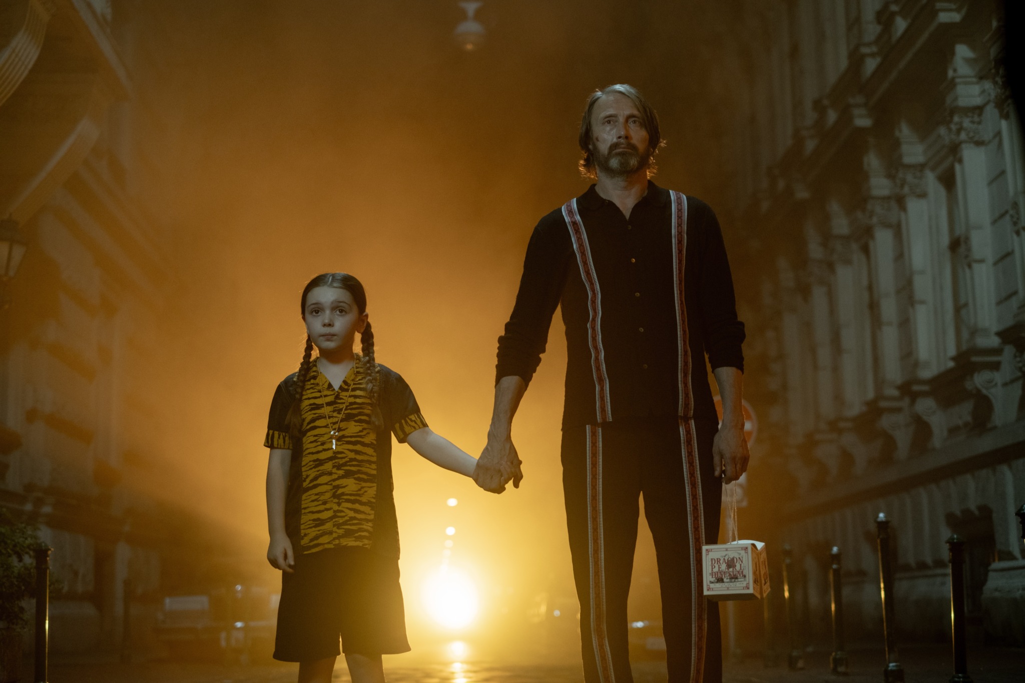 Mads Mikkelsen und Sophie Slaon in dem Horrorfantasyfilm „Dust Bunny“.