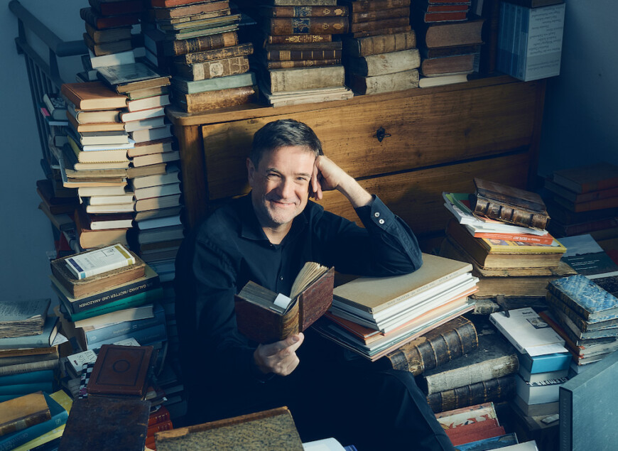 Portraitfoto Markus Orths, der mit seinem neuen Roman „Die Enthusiasten“ auf große Lesereise geht