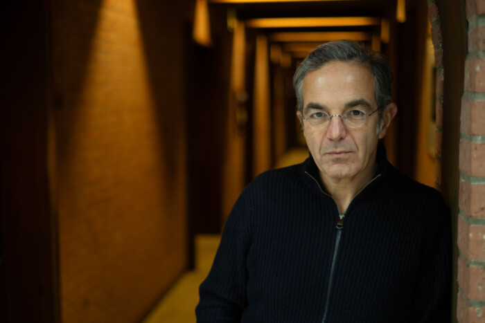 Portraitfoto Navid Kermani, der mit seinem neuen Roman „Sommer 24“ auf große Lesereise geht