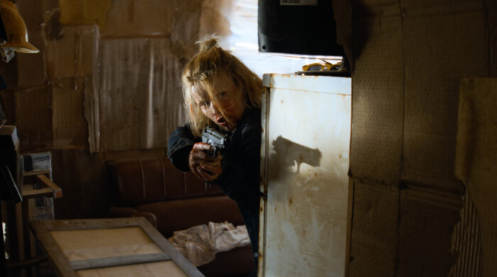 Karoline Schuch spielt Maggie, die momentan einzige Vampirin mit starkem Blut und somit die alleinige Gewähr für ein Fortleben der Vampire überhaupt. Doch Maggie ist auf mörderischer Tour durch Europa: Gemeinsam mit ihrem Bruder Kai tötet sie Vampire. „Oderbruch 2“ läuft in der ARD-Mediathek und im Ersten.