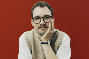 Portraitfoto Lukas Ritzschel, der mit seinem neuen Roman „Sanditz“ auf Lesereise geht