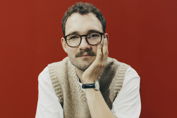 Portraitfoto Lukas Ritzschel, der mit seinem neuen Roman „Sanditz“ auf Lesereise geht