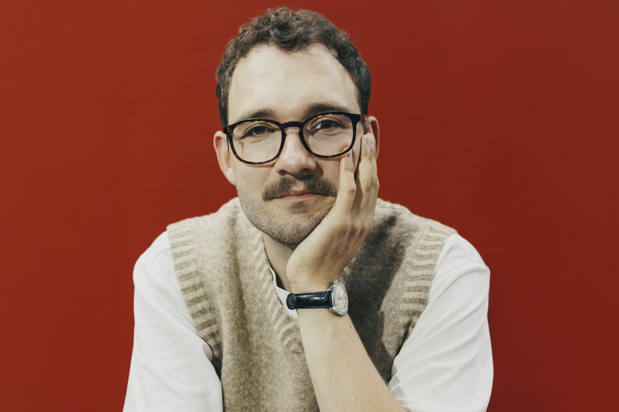 Portraitfoto Lukas Ritzschel, der mit seinem neuen Roman „Sanditz“ auf Lesereise geht