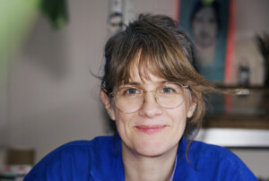 Portraitfoto der Berliner Illustratorin Rinah Lang, die mit „Peri Meno“ ein Sachcomic über die Wechseljahre veröffentlicht