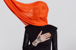 SarahLesch_CoverPoesieWiderstand_Foto-by-SandraLudewig_quer