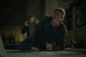 Peter Sutherland ist angeschlagen. In Staffel 3 der Serie „Night Agent“ hat der Agent zwar einen Partner, gerät aber immer stärker unter Beschuss. Staffel 3 der Geheimdienstserie startet jetzt bei Netflix.