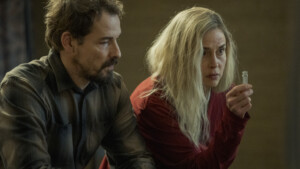 Simon (Felix Kramer) und Meret (Susanne Wolff) sind aufgeflogen. Was jetzt? Die Spionagethrillerserie „Unfamiliar“ kann ab sofort bei Netflix gestreamt werden.