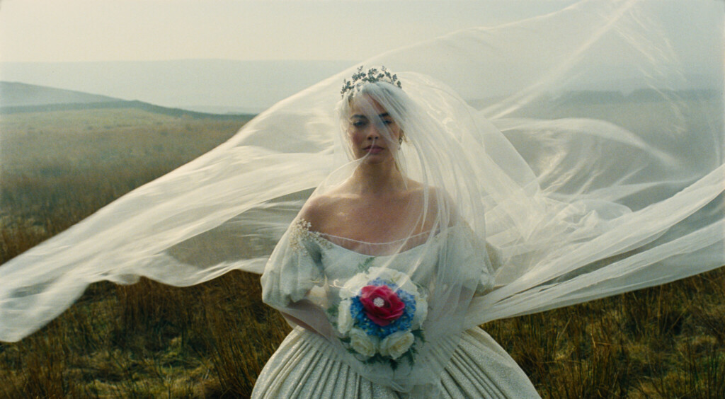 Margot Robbie in der Rolle der Cathy in „Wuthering Heights – Sturmhoehe“.