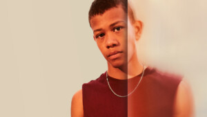 Die Serie „After Benjamin“ läuft bei ZDFneo und kann in der ZDF-Mediathek gestreamt werden.