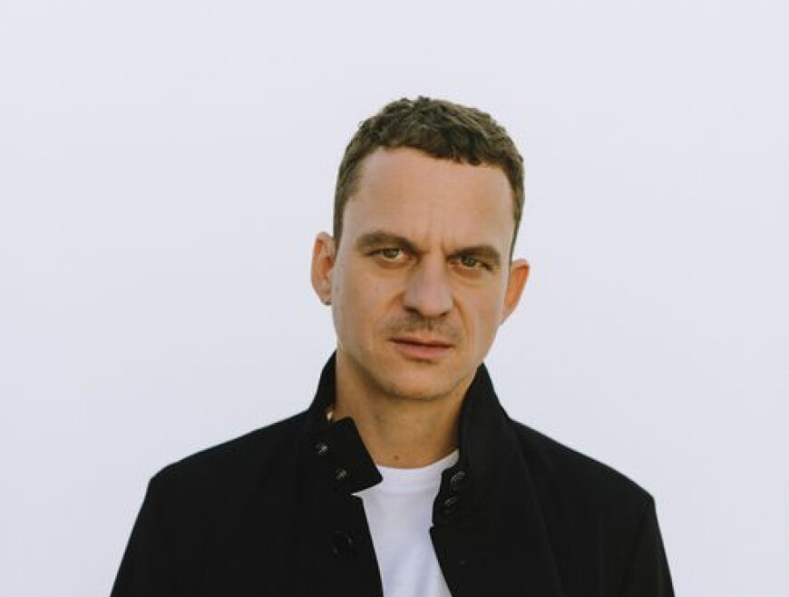 Portraitfoto Christian Huber, zu dessen neuem Roman „Solange ein Streichholz brennt“ wir ein Gewinnspiel anbieten