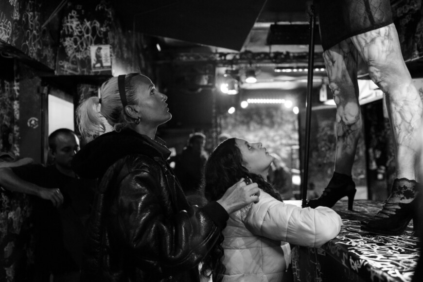 Regisseurin Julia Ducournau (Foto links) bringt mit dem Drama „Alpha“ eine an die Nieren gehende Dystopie in die Kinos.