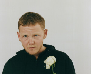 Portraitfoto Kae Tempest, der mit seinem zweiten Roman „Ein Leben lang gesucht“ für vier Lesungen nach Deutschland kommt