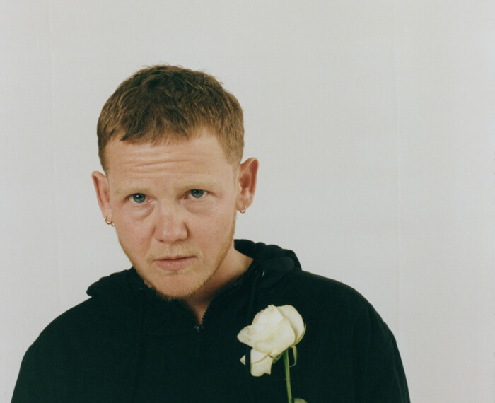 Portraitfoto Kae Tempest, der mit seinem zweiten Roman „Ein Leben lang gesucht“ für vier Lesungen nach Deutschland kommt