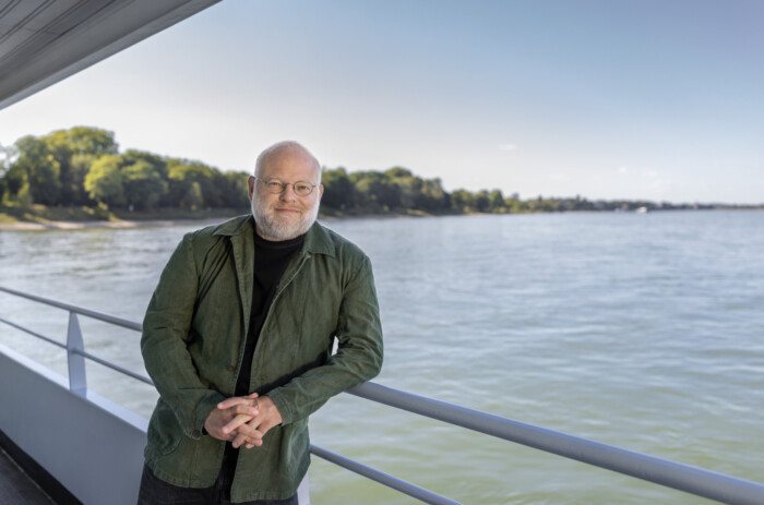 Portraitfoto von Kristof Magnusson, zu dessen neuem Roman „Die Reise ans Ende der Geschichte“ wir ein Gewinnspiel anbieten