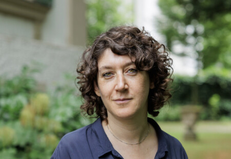 Portraitfoto Lena Gorelik, die mit ihrem neuen Roman „Alle meine Mütter“ auf große Lesereise geht.