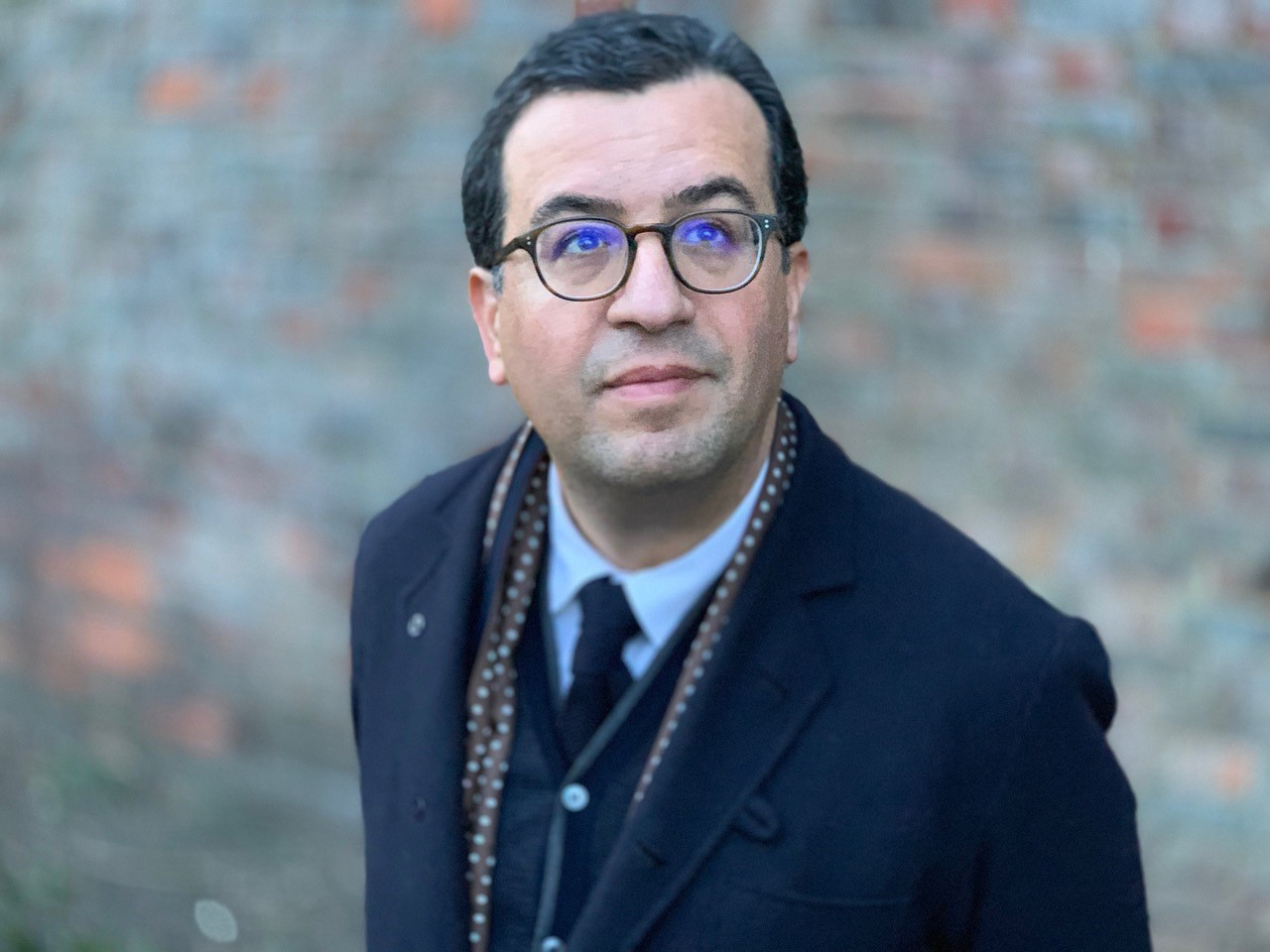 Portraitfoto des Pulitzer-Preisträgers Hisham Matar, der den neuen Roman „Meine Freunde“ veröffentlicht