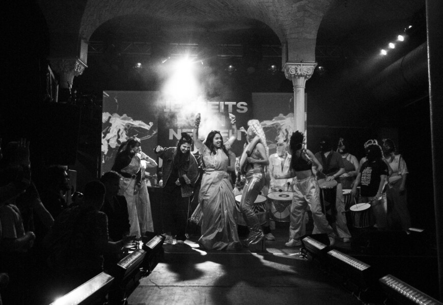 Viele Artists tanzen auf der Bühne des Jenseits von Nelken und Pralinen Festivals.