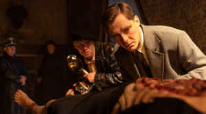 „Sternstunde der Mörder“ ist ein Krimi und Historiendrama nach einem Rmoan von Pavel Kohout. Der Vierteiler mit Jonas Nay in einer der Hauptrollen läuft im Ersten und in der ARD-Mediathek.