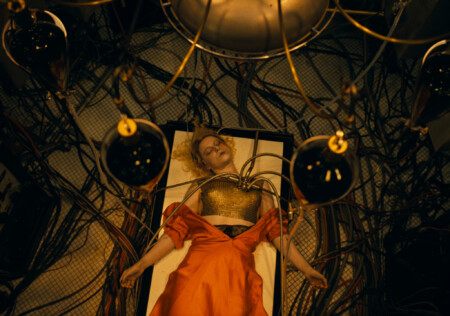Der Horrorfilm „The Bride! Es lebe die Braut“ kommt jetzt in die Kinos.