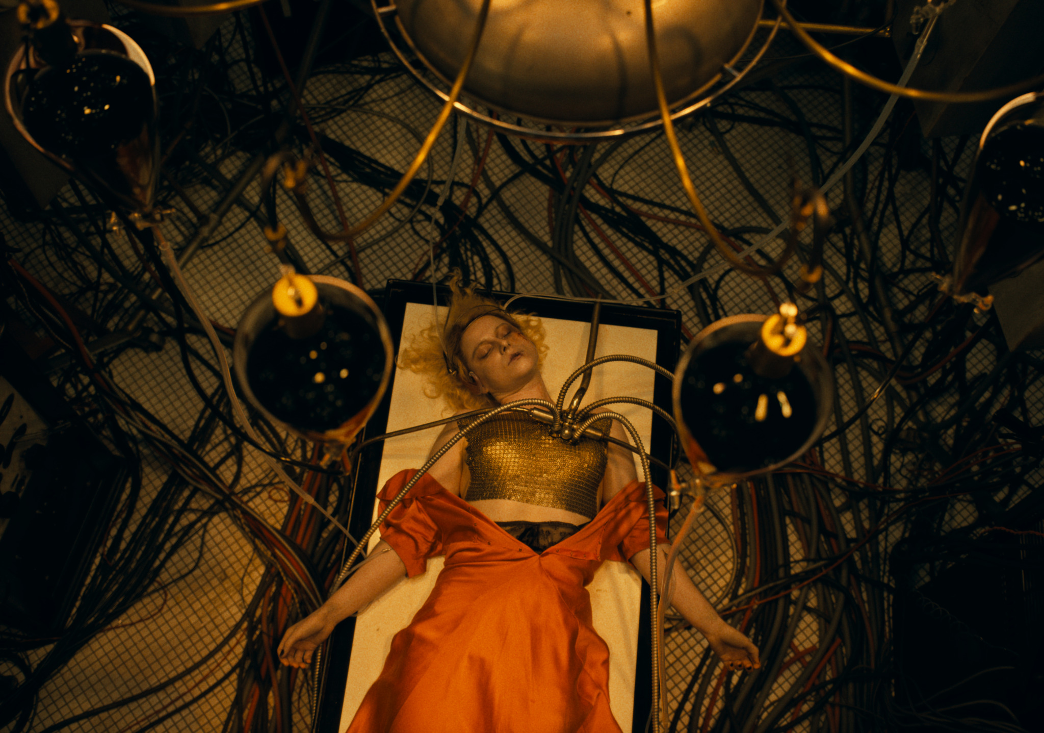 Der Horrorfilm „The Bride! Es lebe die Braut“ kommt jetzt in die Kinos.