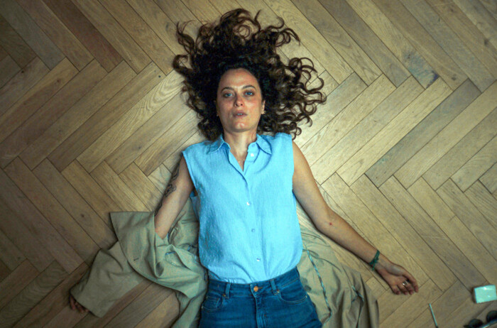 Anna Romana (Gaia Messerklinger) ist den Mördern ihres Vaters auf der Spur und gerät selbst in Lebensgefahr. Die Krimiserie „Das Caravaggio-Komplott“ läuft bei Arte und kann in der Arte-Mediathek gestreamt werden.