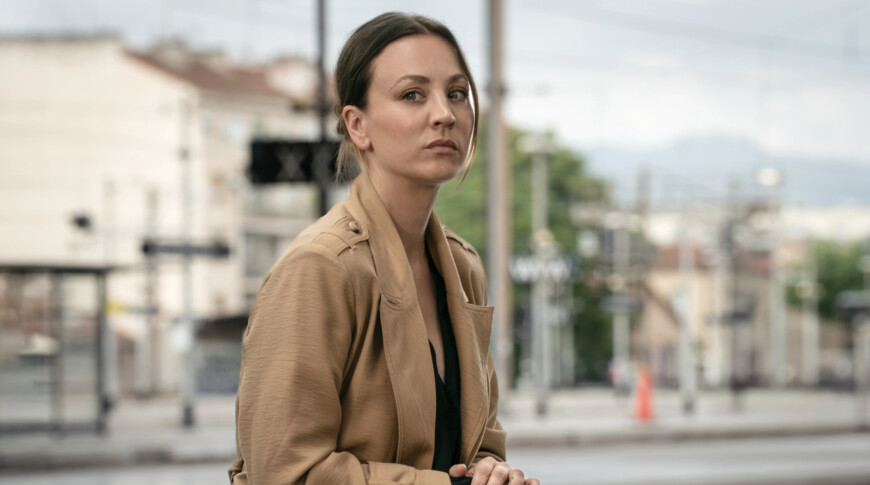 Kaley Cuoco spielt die Hauptrolle der Alice in der Serie „Vanished – Vertraust du ihm“ in der ARD und der Mediathek.