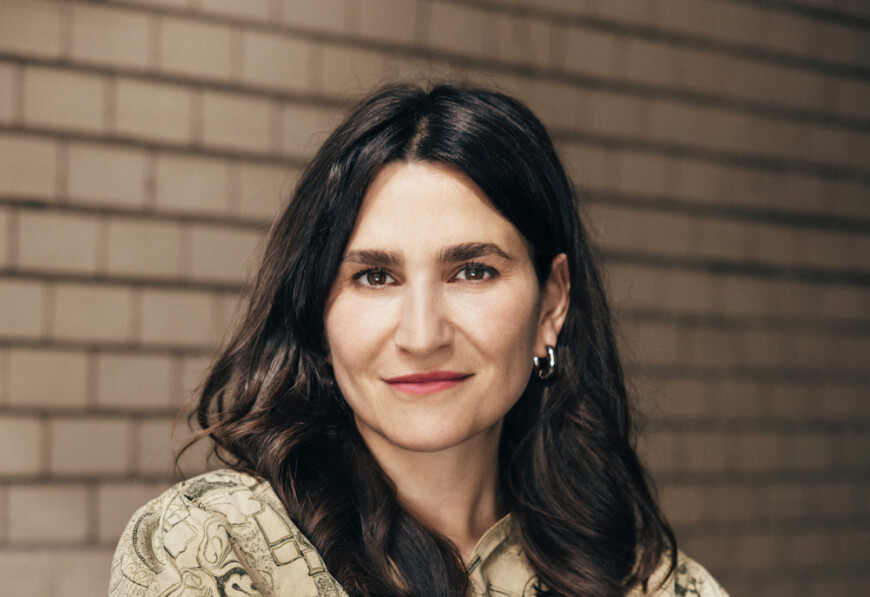 Portraitfoto Yade Yasemin Önder, die mit ihrem zweiten Roman „Anti Müller“ auf Lesereise geht.