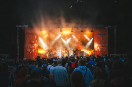 Es ist die Bühne des Golden Leaves Festival zu sehen.
