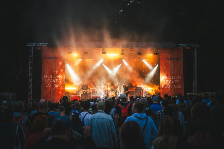 Es ist die Bühne des Golden Leaves Festival zu sehen.