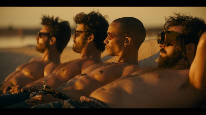 Ben (Guillaume Labbé, l.), Mathias (Simon Ehrlacher, 2.v.l.), Zak (Corentin Fila, 2.v.r.) und Ludo (Thibaut Evrard, r.). sind sich am sonnen um bei ihrem nächsten Auftrag als Callboys besonders gut auszusehen.