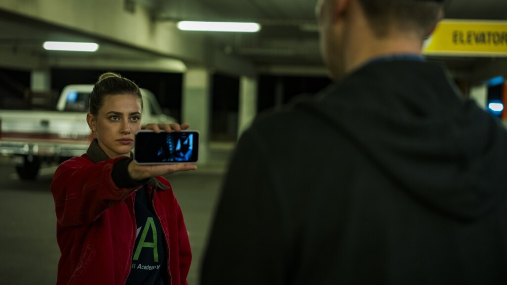 Daisy konfrontiert den vermeintlichen Täter mit seinem Gewaltvideo. Der Trhiller „Amercian Sweatshop“ läuft ab dieser Woche in den Kinos.