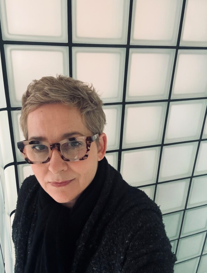 Regisseurin Uta Briesewitz hat mit „American Sweatshop“ einen Film über eine Content Managerin gedreht, die täglich acht Stunden lang Gewaltvideos schauen und gegebenenfalls aus dem Internet löschen muss.