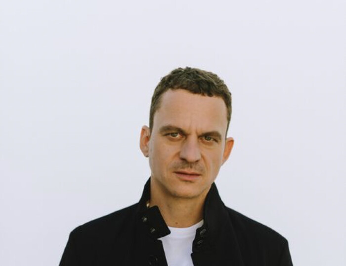 Portraitfoto Christian Huber, der seinen neuen Roman „Solange ein Streichholz brennt“ veröffentlicht