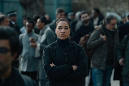 Noch beobachtet June Lenker das Geschehen auf der Demonstration, doch gleich wird es gewalttätig. Sowohl Staffel 1 als auch Staffel 2 der Serie „Criminal Record“ können bei Apple TV gestreamt weren.