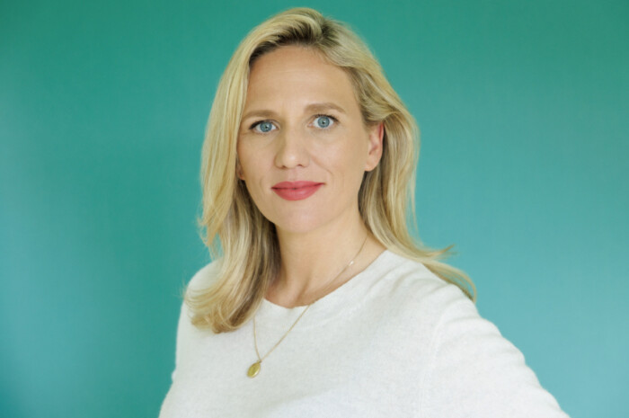 Portraitfoto Elisa Hoven, die ihr neues Buch „Feine Risse“ mit drei Lesungen vorstellt