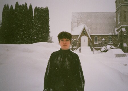 Femi Luna steht vor der ehemaligen Kirche in der ihr Album „Wash my Pain away“ aufgenommen wurde.