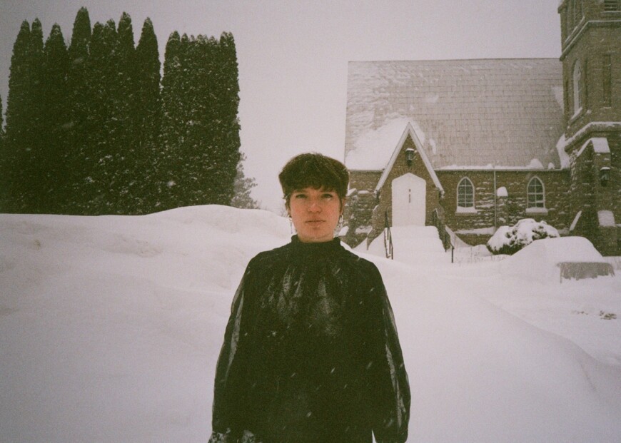 Femi Luna steht vor der ehemaligen Kirche in der ihr Album „Wash my Pain away“ aufgenommen wurde.