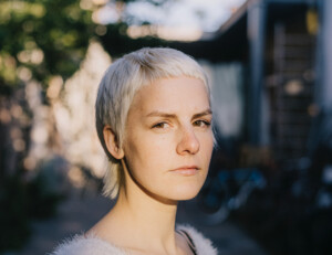 Portraitfoto Helene Bukowski, die mit ihrem neuen Roman „Wer möchte nicht im Leben bleiben“ auf große Lesereise geht