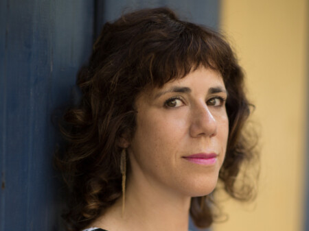Portraitfoto Jami Attenberg, die mit „Wir könnten alles sein“ einen neuen Roman veröffentlicht