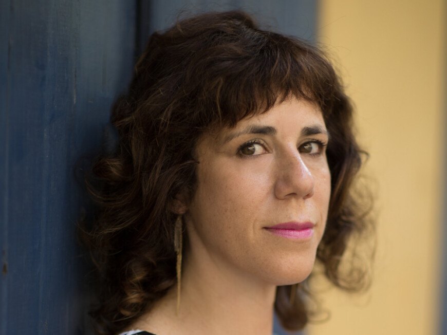 Portraitfoto Jami Attenberg, die mit „Wir könnten alles sein“ einen neuen Roman veröffentlicht