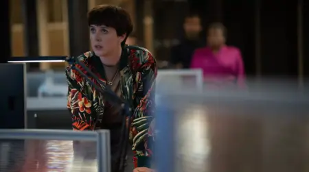 Einsatzleiterin Abby (Alexandra Roach) versucht mit ihrem Team herauszufinden wie sie die Passagiere retten kann. Die Serie „Nightsleeper“ läuft im Ersten und kann in der ARD-Mediathek gestreamt werden.