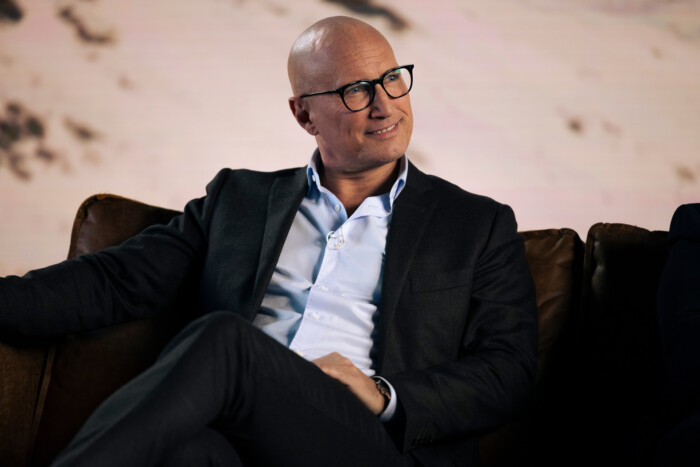 „Phoenix – Change or die“ läuft bei ZDFneo und kann in der ZDF-Mediathek gestreamt werden.