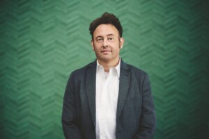 Portraitfoto Joey Goebel, der mit seinem neuen Roman „Sunset Flip“ für fünf Lesungen nach Deutschland kommt