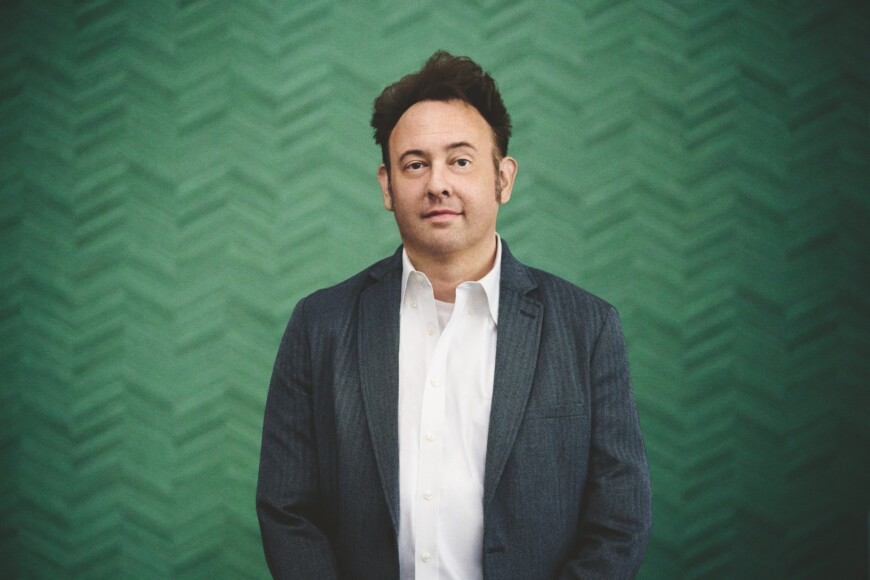 Portraitfoto Joey Goebel, der mit seinem neuen Roman „Sunset Flip“ für fünf Lesungen nach Deutschland kommt