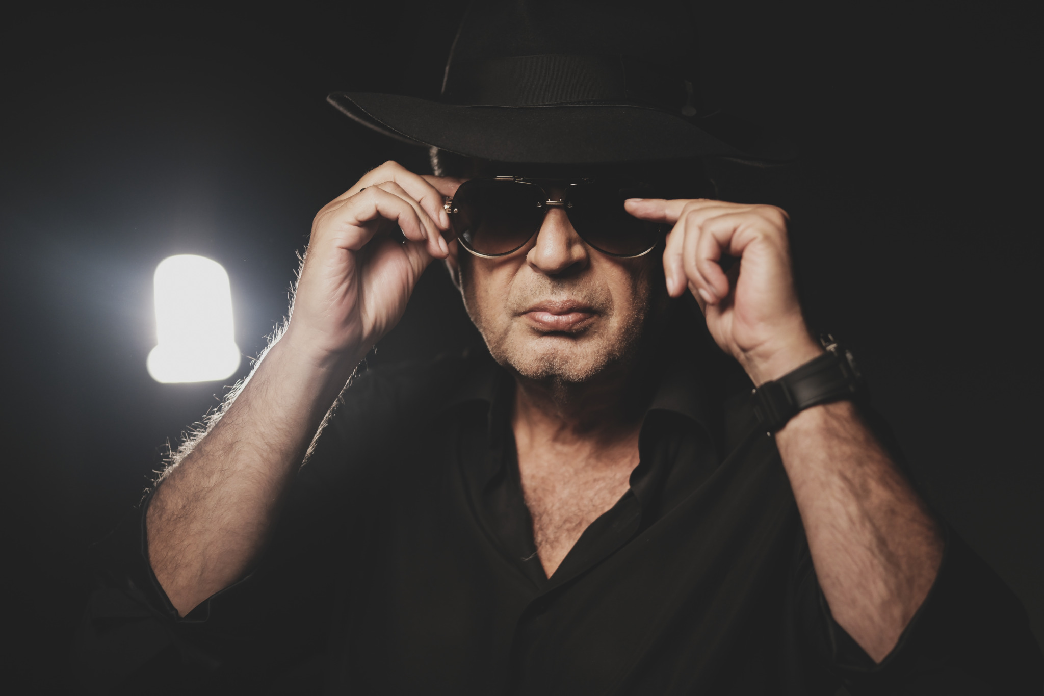 Portraitfoto Eduard Shyfrin, der mit der Single „Red Blues“ ein neues Minialbum seines Projekts Shyfrin Alliance ankündigt.