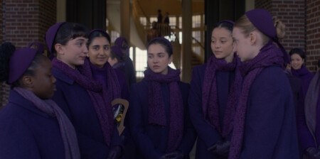 Die Serie „The Testaments: Die Zeuginnen“ ist ein Sequel zur dystopischen Serie „The Handmaid’s Tale“, ebenfalls auf dem gleichnamigen Roman von Margaret Atwood basierend.